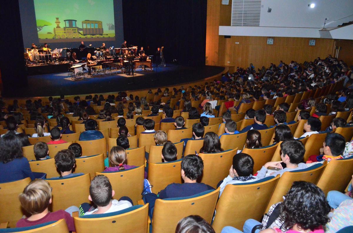 Niños de primaria en una de las representaciones del año pasado en el Víctor Villegas.