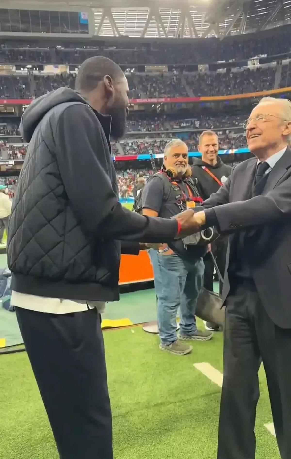 Florentino bromeando con Rüdiger
