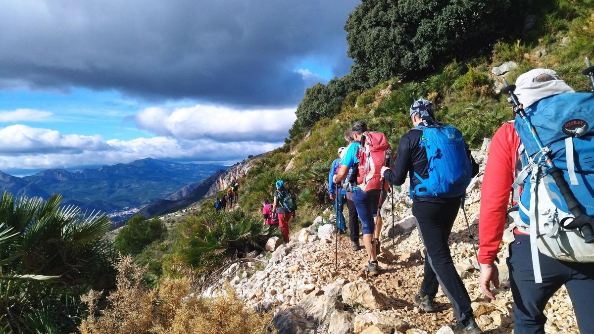 Senderistas en la Serra de Bèrnia