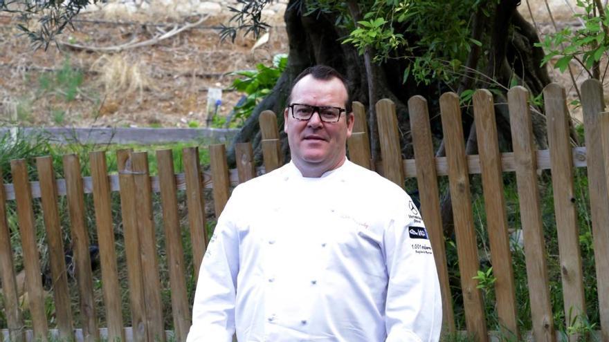 Pablo González-Conejero posa ante uno de sus  propios huertos en el restaurante La Cabaña Buenavista.