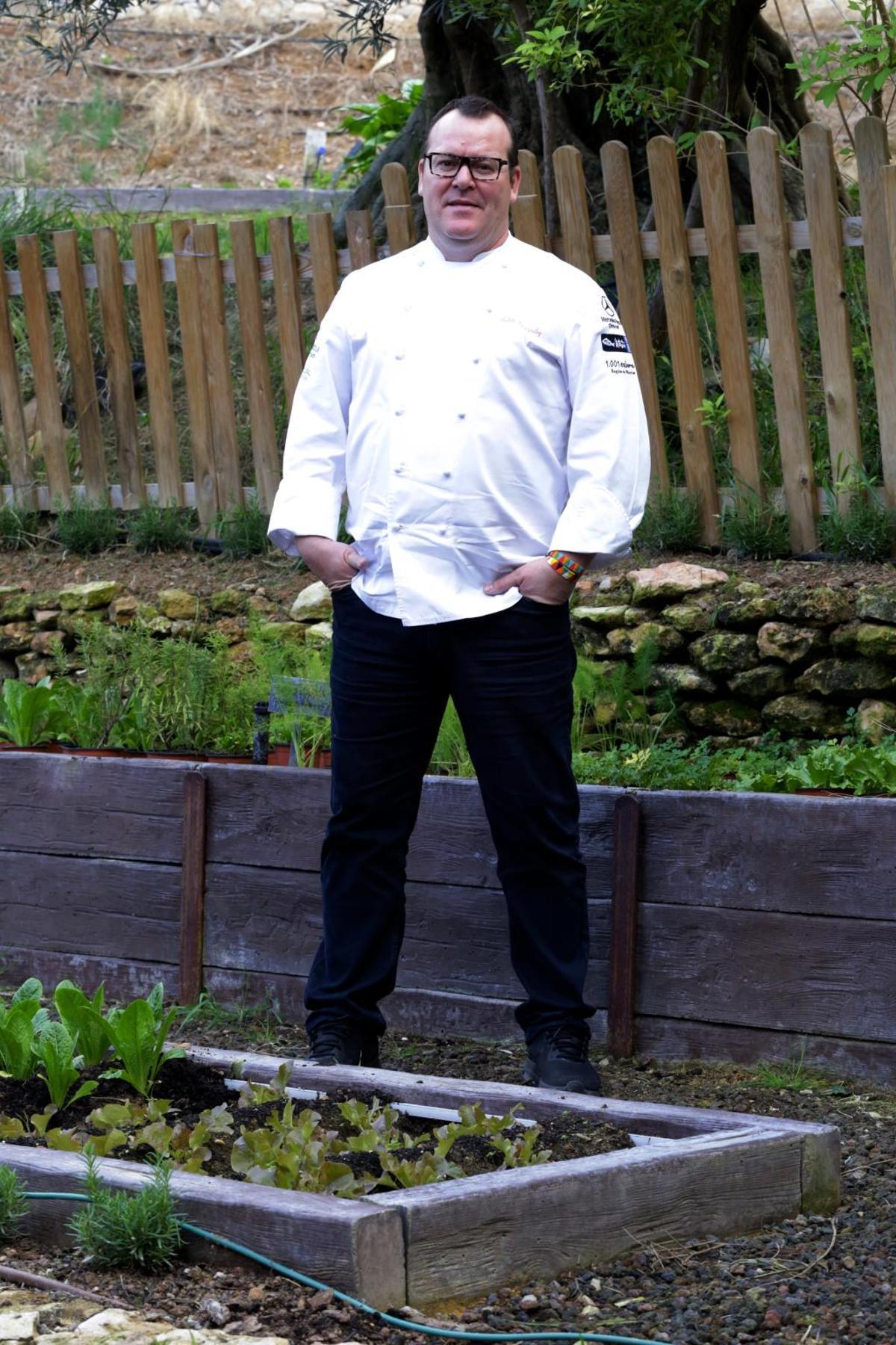 Pablo González-Conejero posa ante uno de sus propios huertos en el restaurante La Cabaña Buenavista.