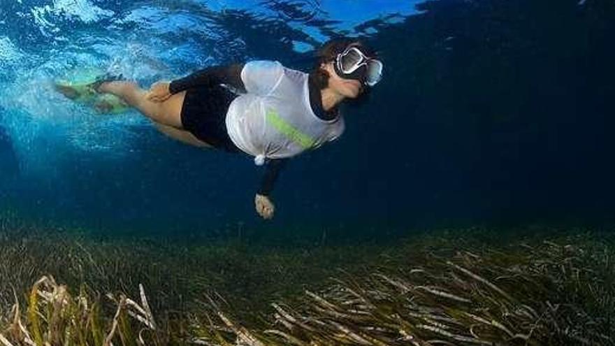 Inma Cuesta, guardiana de la posidonia, en las islas Baleares