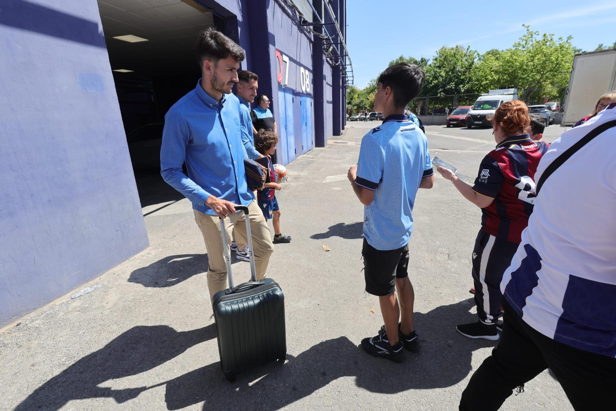 Algunos aficionados desean suerte al Levante UD antes de viajar a Buegos
