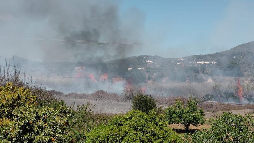 Un incendio en la entrada de Santa Eulària obliga a desalojar casas