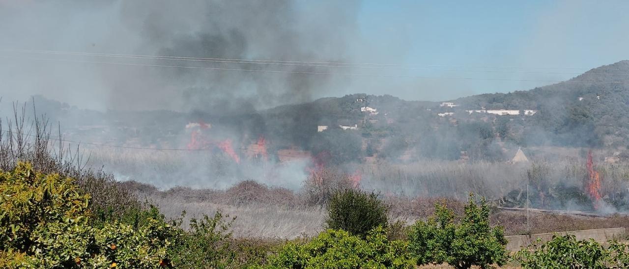 Galería: Incendio en la entrada de Santa Eulària