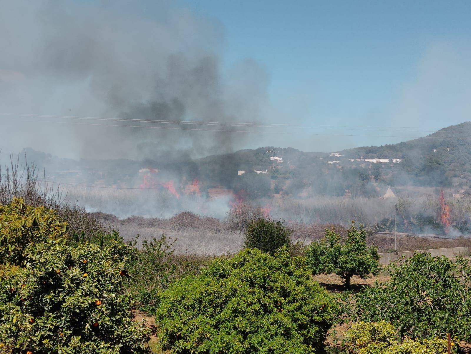 Galería: Incendio en la entrada de Santa Eulària