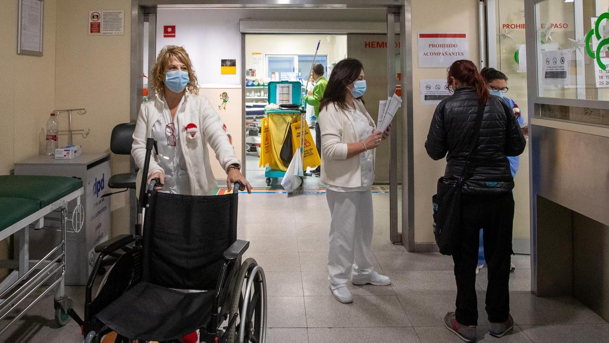 Sanitarias del Reina Sofía con mascarilla en los pasillos de Urgencias del hospital, este martes.