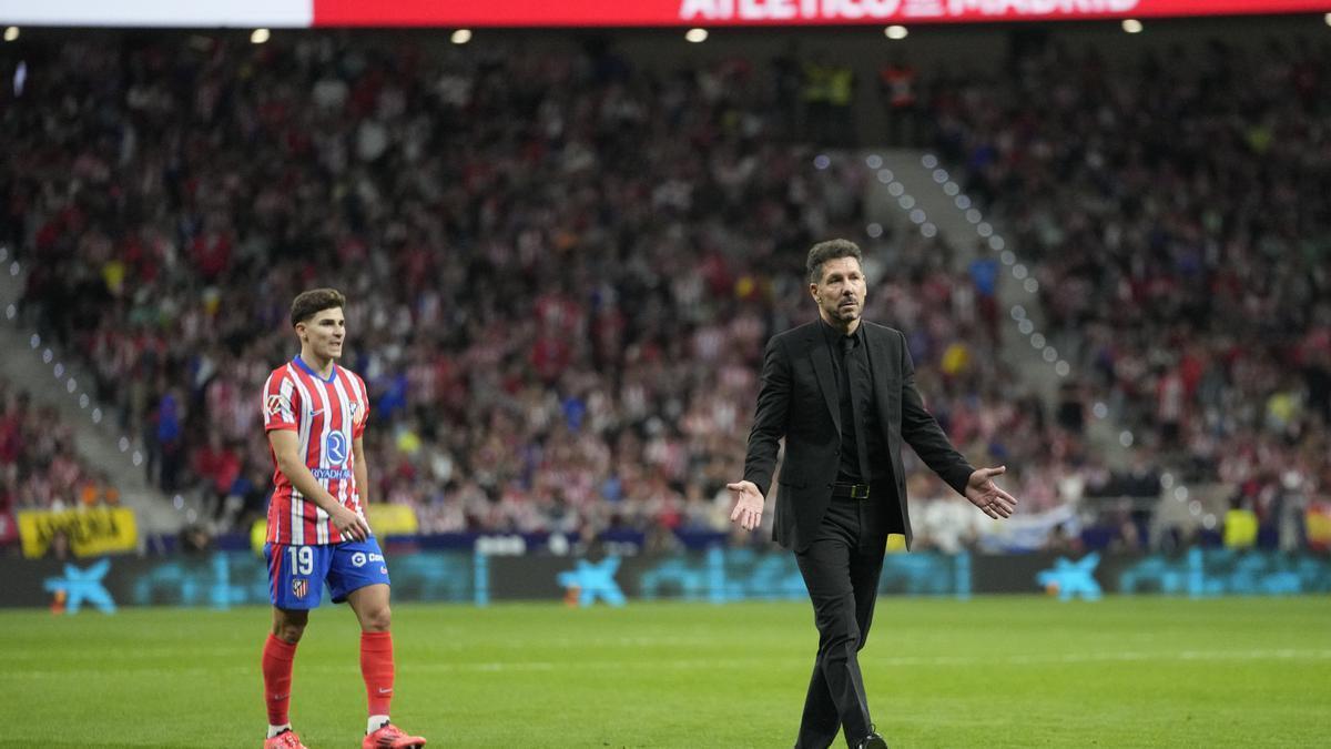 Simeone y Julián Álvarez piden a los ultras que nos lacen más objetosa al campo