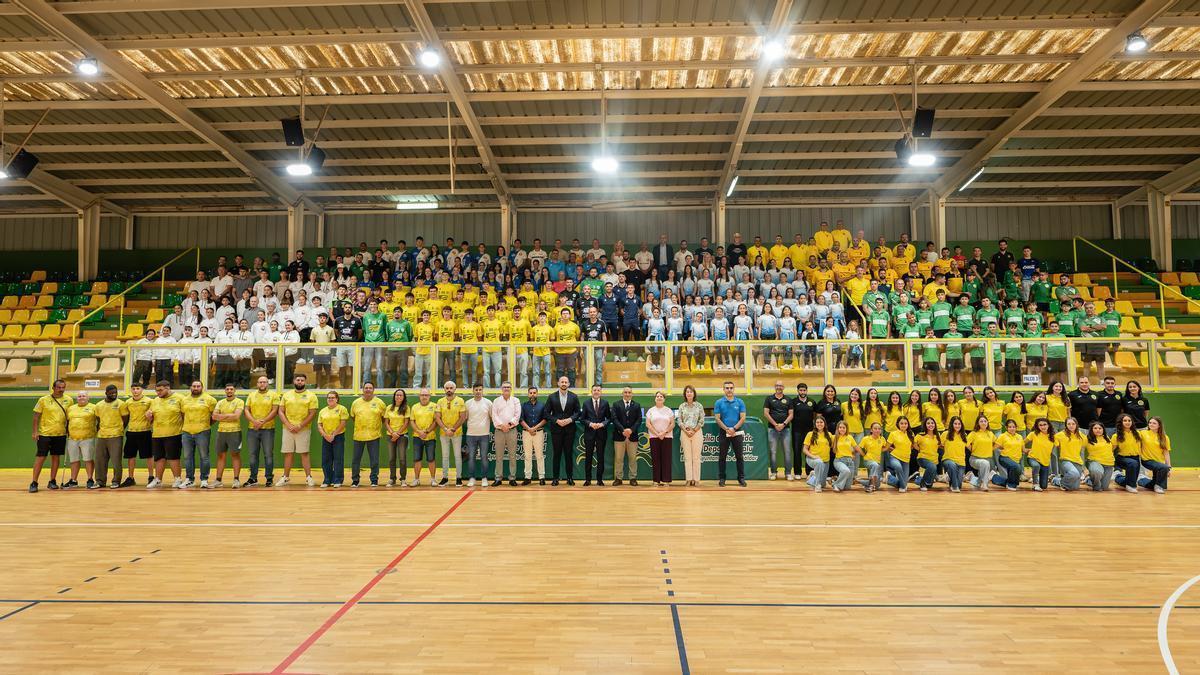 Foto de familia de los deportistas homenajeados en la VII Gala del Deporte de Gáldar.
