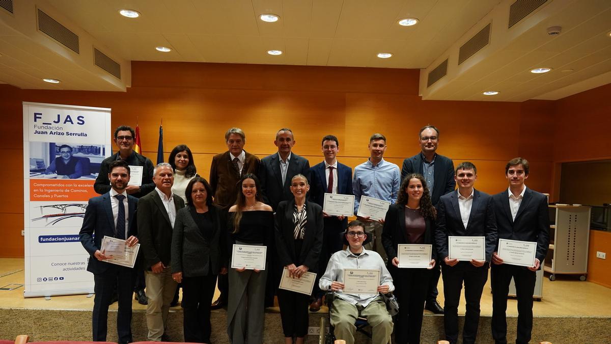 Foto de familia de premiados, becados, patronos y miembros de ETSICCP UPV en la ceremonia de la Fundación Juan Arizo de esta edición