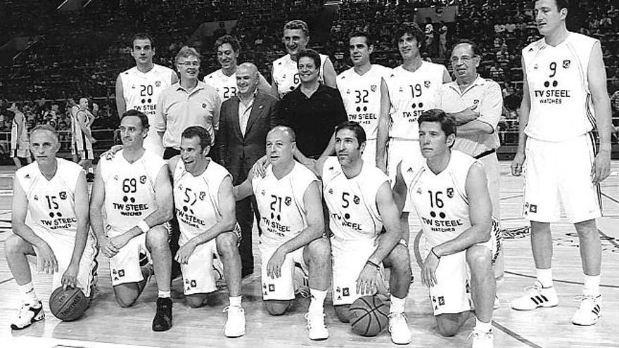 Ramón Calderón, presidente del Real Madrid, con los veteranos del equipo de baloncesto.