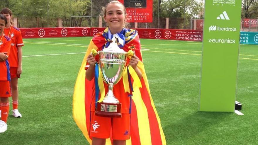 María López Peláez con el trofeo y la medalla de campeona