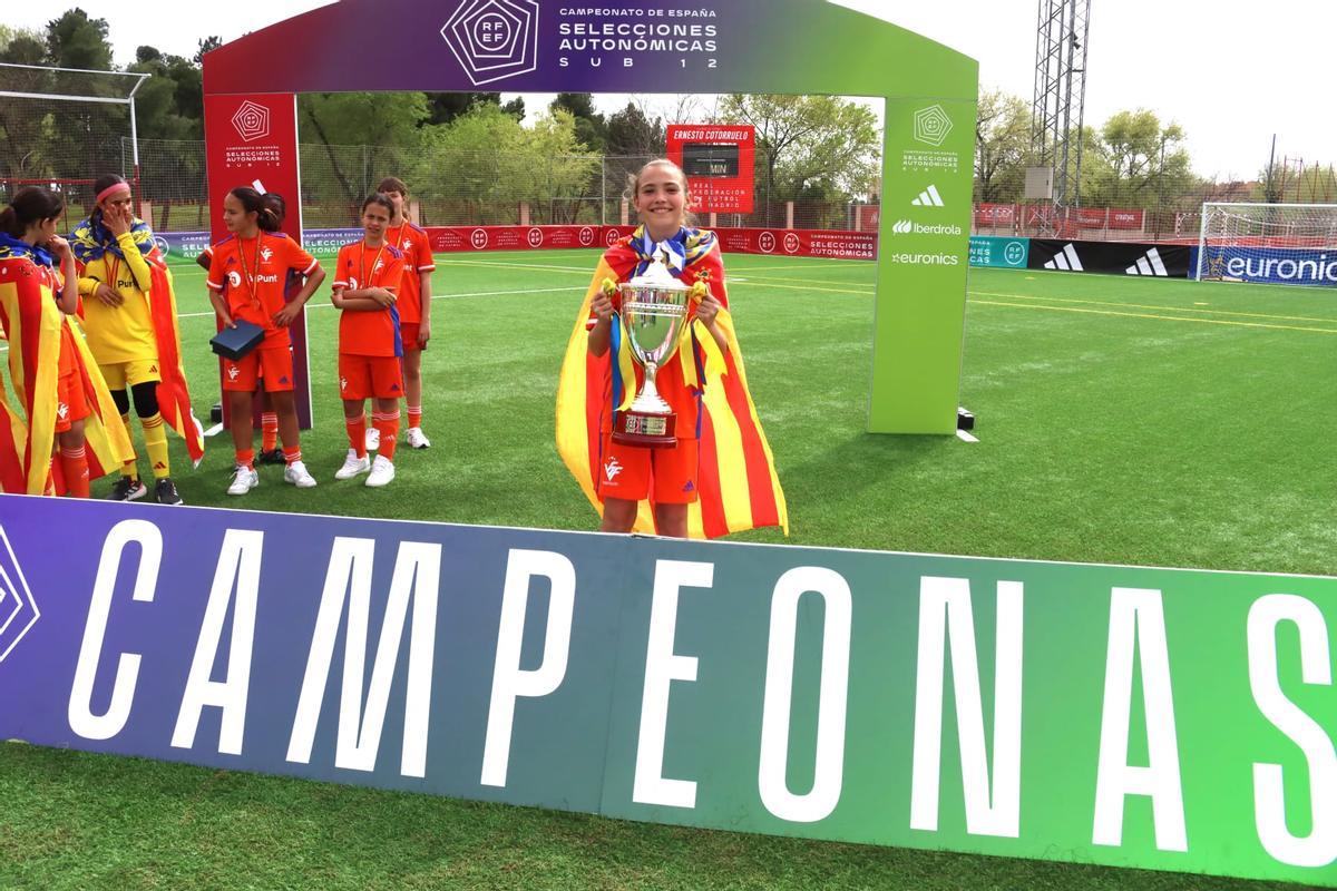 María López Peláez con el trofeo y la medalla de campeona