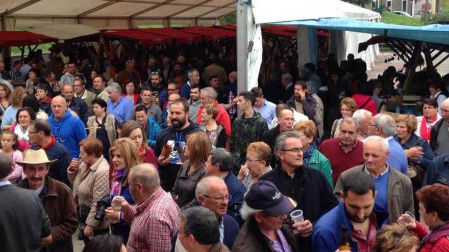 Asistentes a la décima Fiesta del Vino de Pesoz.