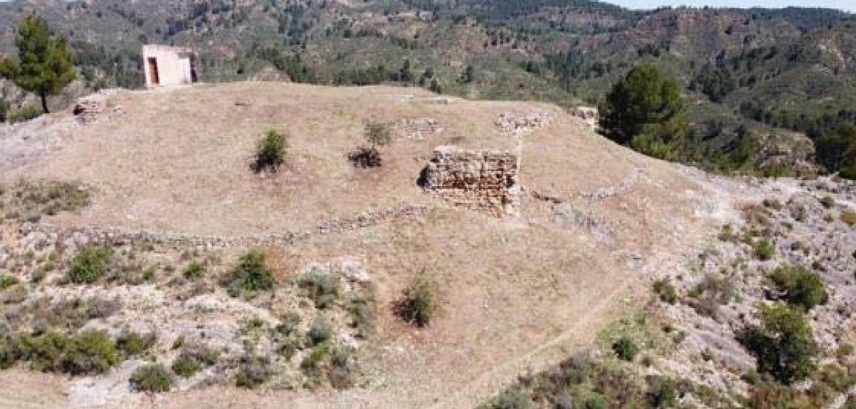 Recinto del castillo de Quesa con elementos de la fortaleza que se mantienen en pie