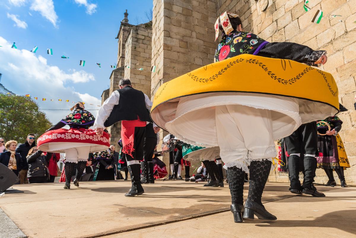 Grupo folclórico  el Harriero, bailando en  la fiesta de las Candelas.