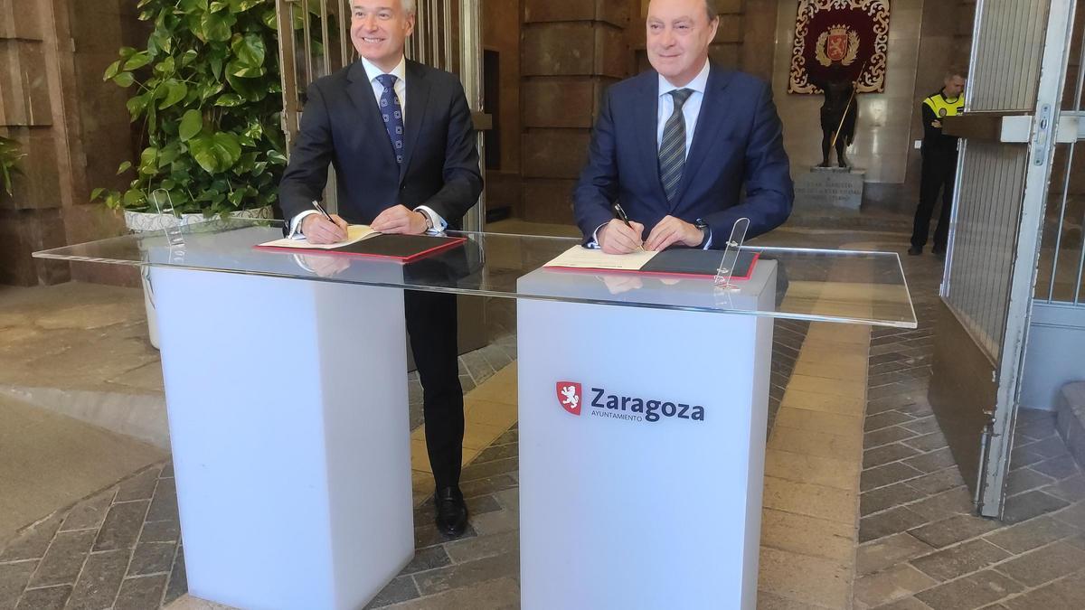 El consejero municipal de Urbanismo, Víctor Serrano, y el decano del Colegio de Abogados de Zaragoza, Antonio Morán.