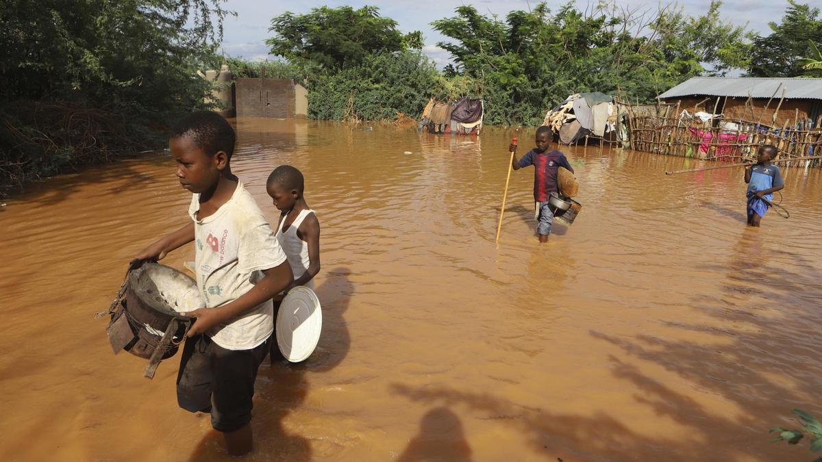 Niños huyendo de las inundaciones, Kenia