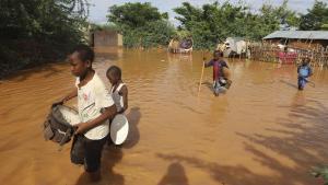 Niños huyendo de las inundaciones, Kenia