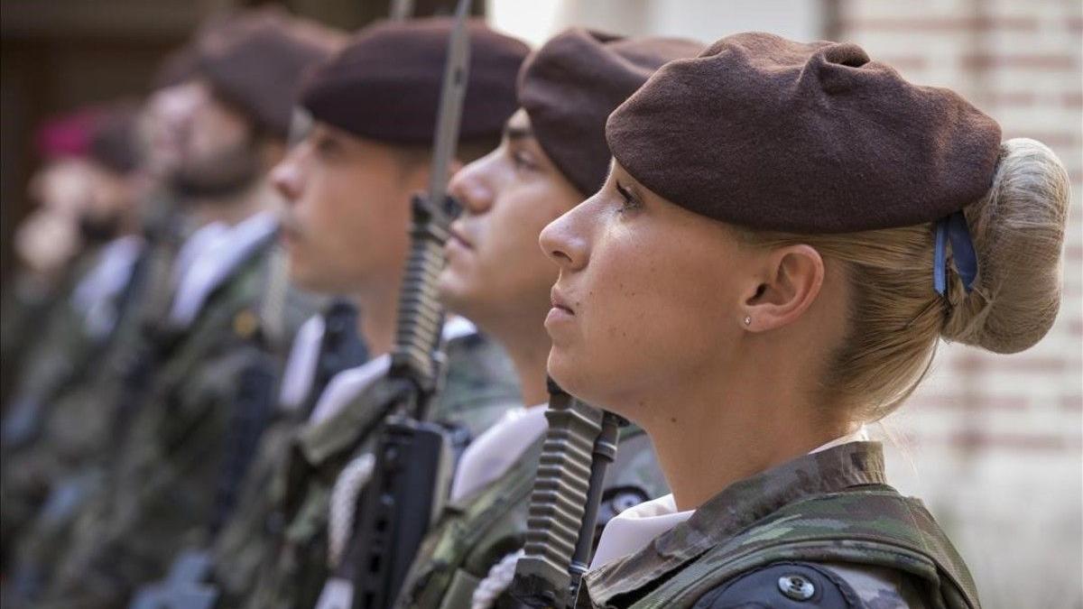 Una mujer soldado de la base del Ejército de Tierra en Valencia