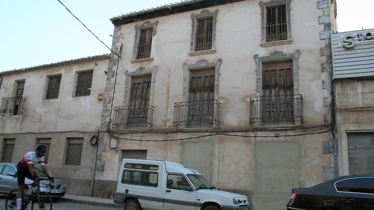 Las ventanas y puerta de la planta baja de la vivienda del Puente de los Carros tras ser tapiadas.