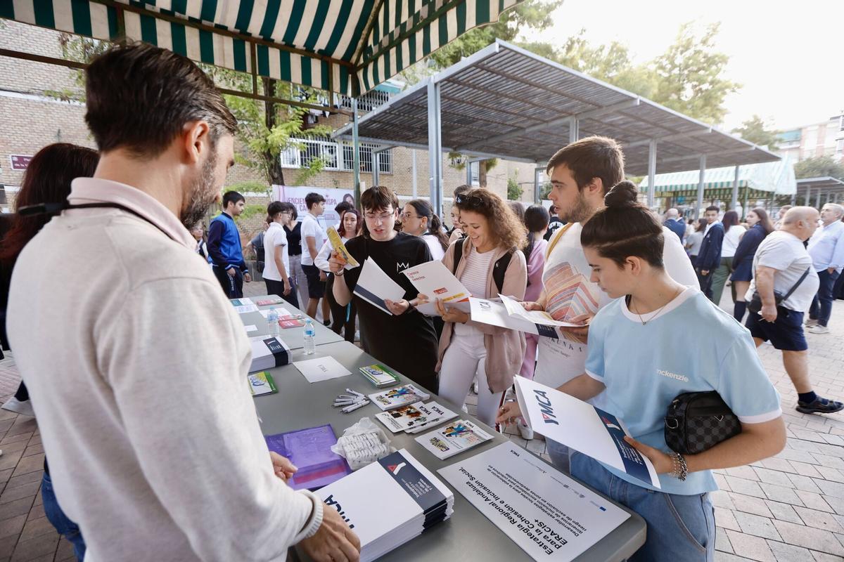 El alcalde de Córdoba, José María Bellido, asiste a la inauguración de la I Feria de Empleo de Distrito Sur . Plaza de la Unidad