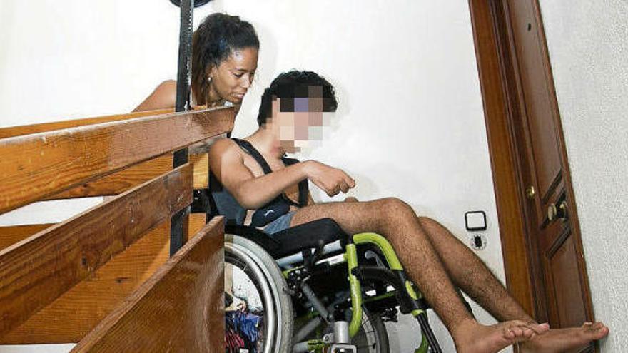 Ramón Baldó, en la silla de ruedas empujada por su madre, Nancy Santos.