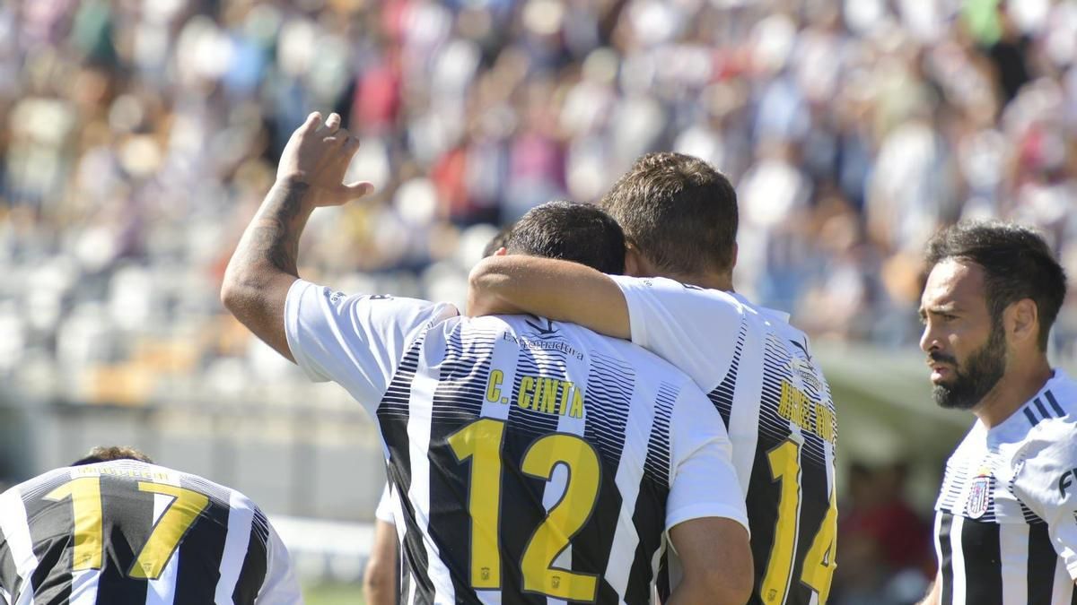 Carlos Cinta celebró su primer gol con la camiseta blanquinegra del Badajoz en el Nuevo Vivero.