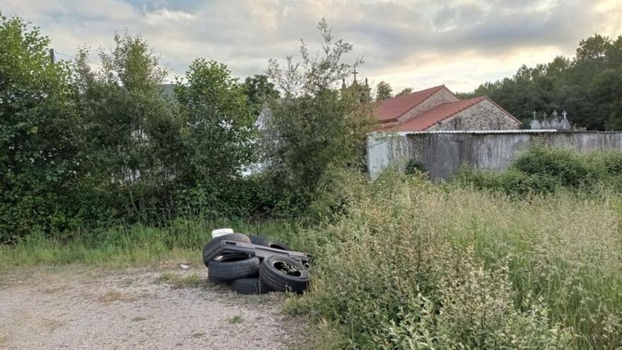 Vecinos denuncian un vertedero de ruedas en Peiro