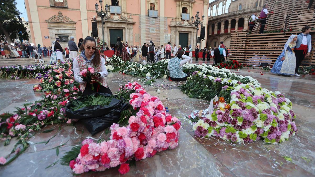 Además de los claveles rojos y blancos este año cobrarán protagonismo los amarillos y la flor multicolor