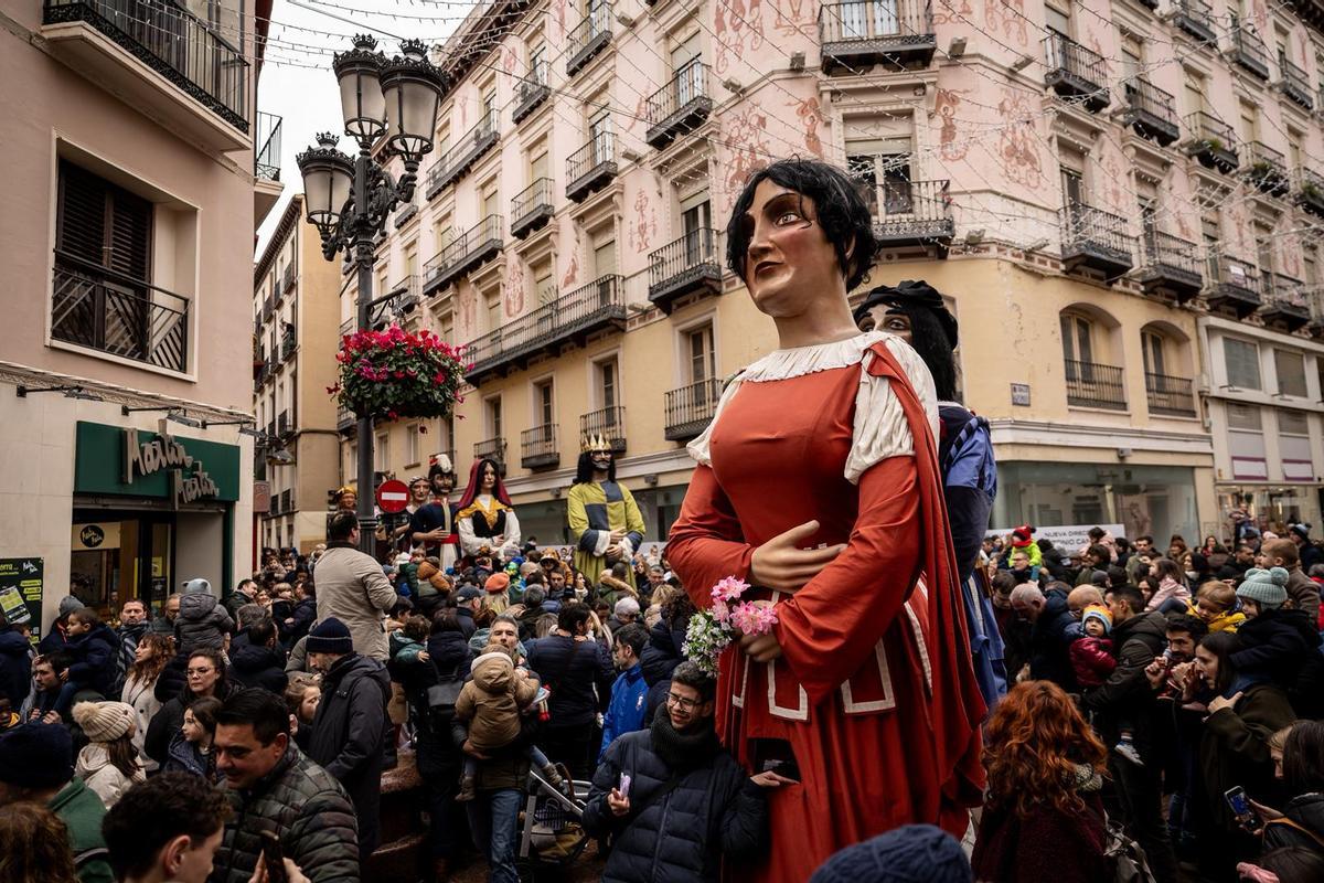 Un momento de la comparsa de gigantes y cabezudos.