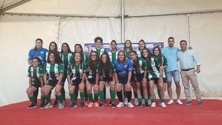 Jugadoras y cuerpo técnico del equipo sénior del UD Antequera Femenino en su presentación oficial el pasado 28 de julio.