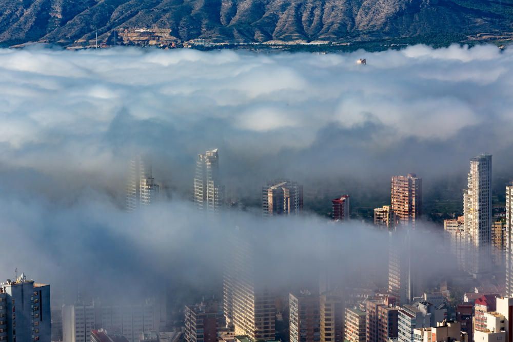 La bolsa de aire tropical marítimo unida a la baja temperatura del mar provoca una intensa bruma