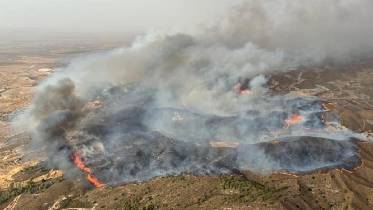 El fuego devora el monte en Mazarrón y Fuente Álamo y obliga a desalojar a los vecinos de tres urbanizaciones cercanas