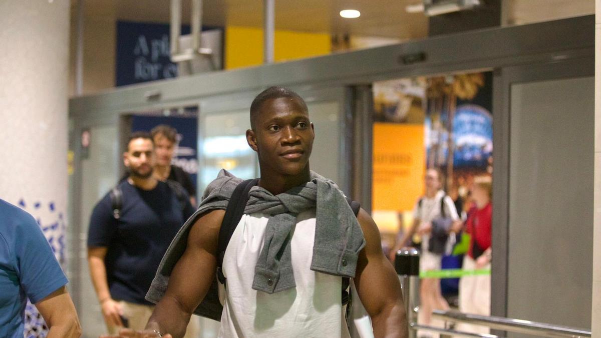 Aliou Dieng aterriza en Manises para cerrar su fichaje por el Valencia CF