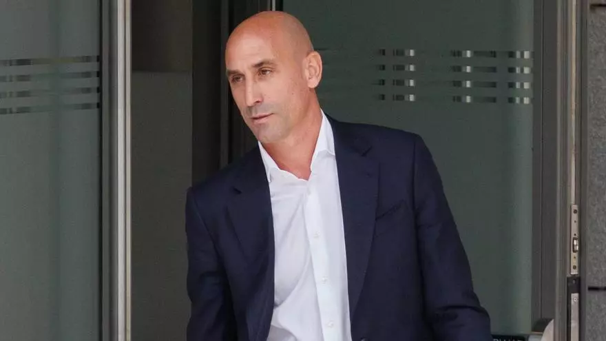 El juez prohíbe a Rubiales acercarse a menos de 200 metros de Hermoso y cualquier comunicación