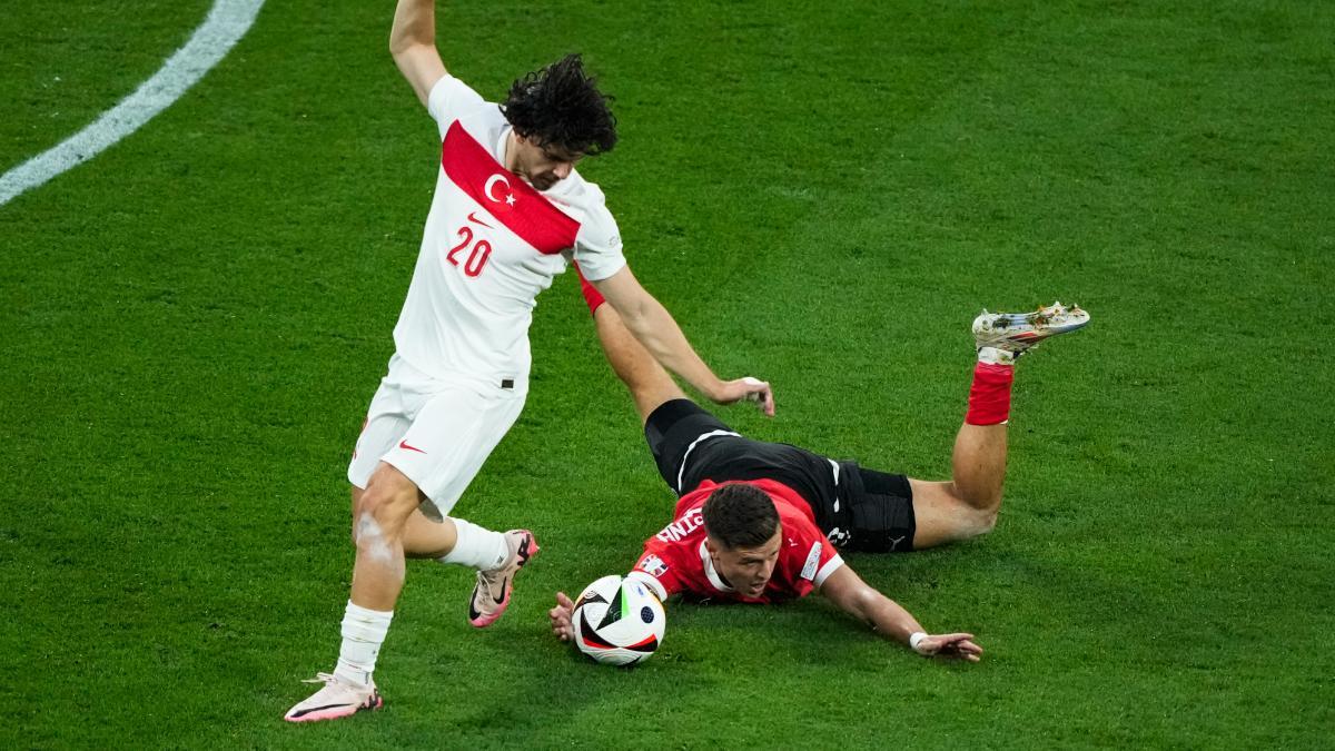 Ferdi Kadioğlu, durante el partido de octavos de Eurocopa contra Austria