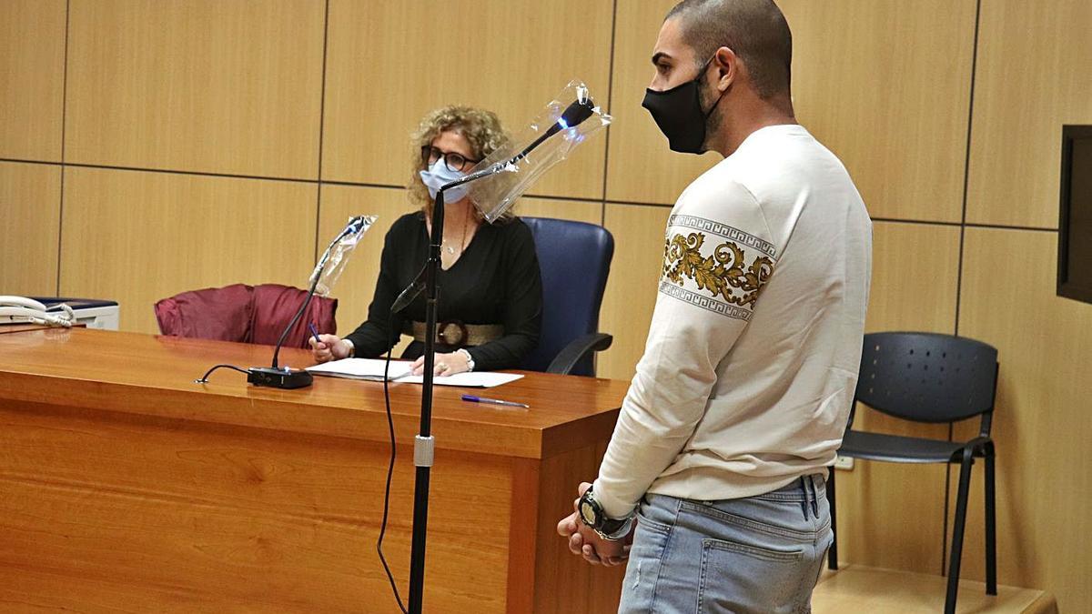 El condenado por el asesinato y la violación de la joven de Chella, durante el juicio por amenazas. | LEVANTE-EMV