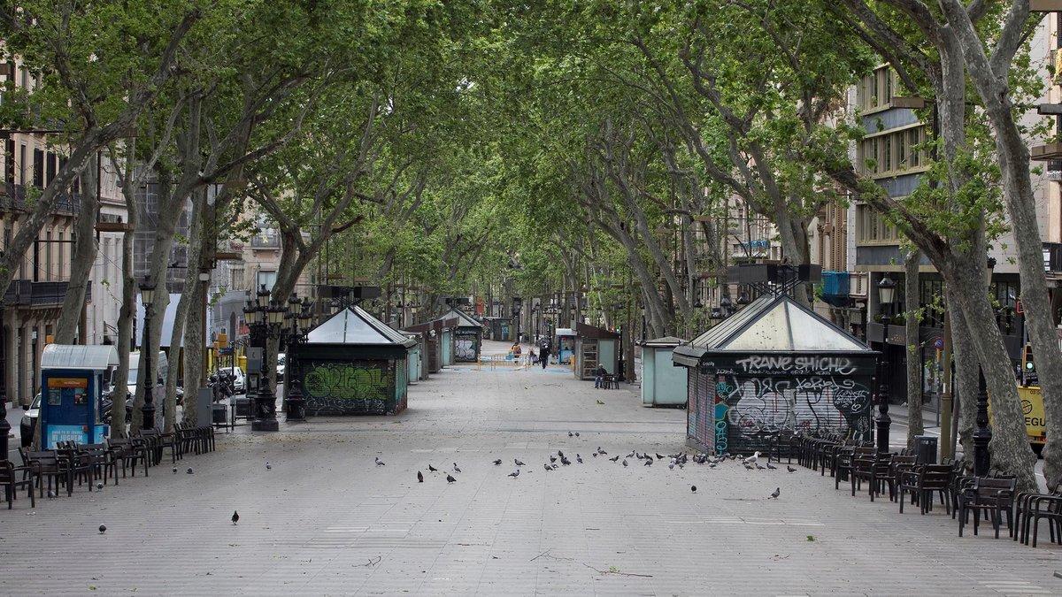 La Rambla de Barcelona, totalmente vacía, en la víspera del Sant Jordi 2020