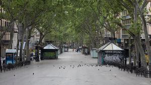 La Rambla de Barcelona, totalmente vacía, en la víspera del Sant Jordi 2020.