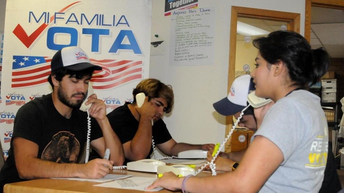Votantes hispanos hacen campaña en Arizona.