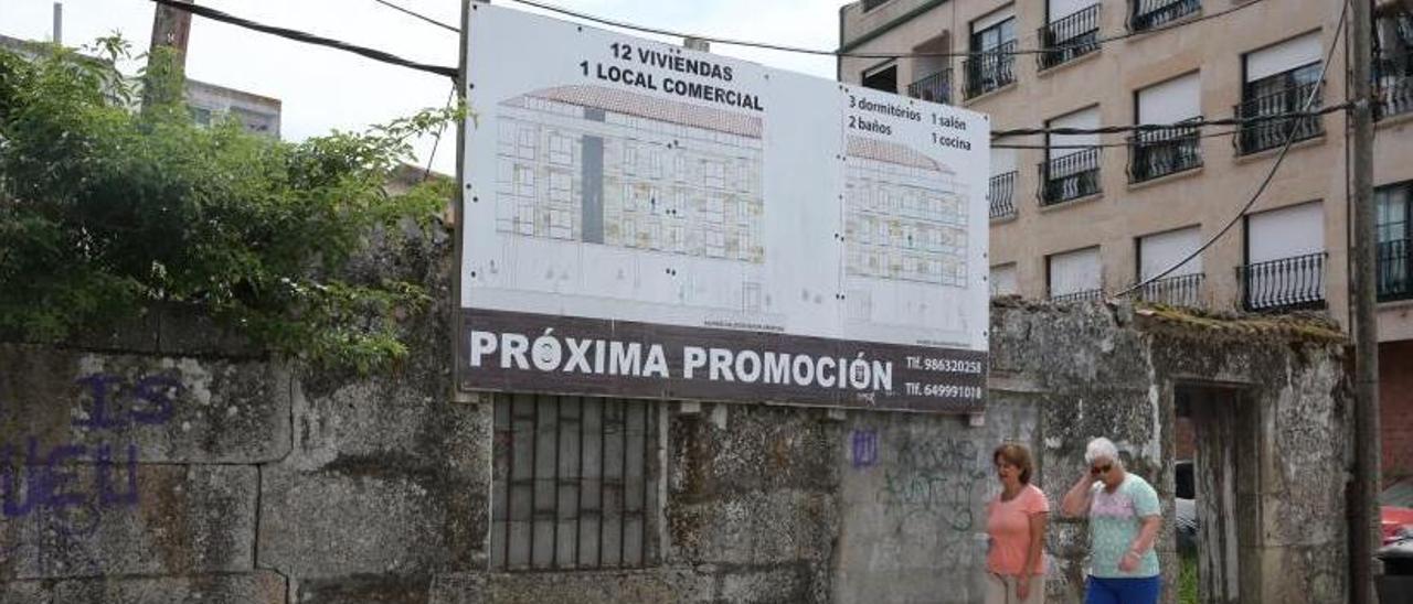 El solar donde se proyectaba la promoción, con un cartel informativo, en la Avenida Montero Ríos. |   // S.Á.