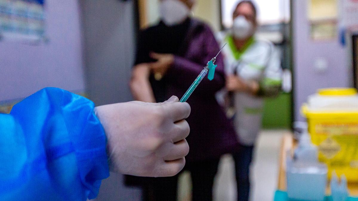 Vacunación contra el covid-19 a mayores de 90 años en un centro de salud de la Marina Baixa.