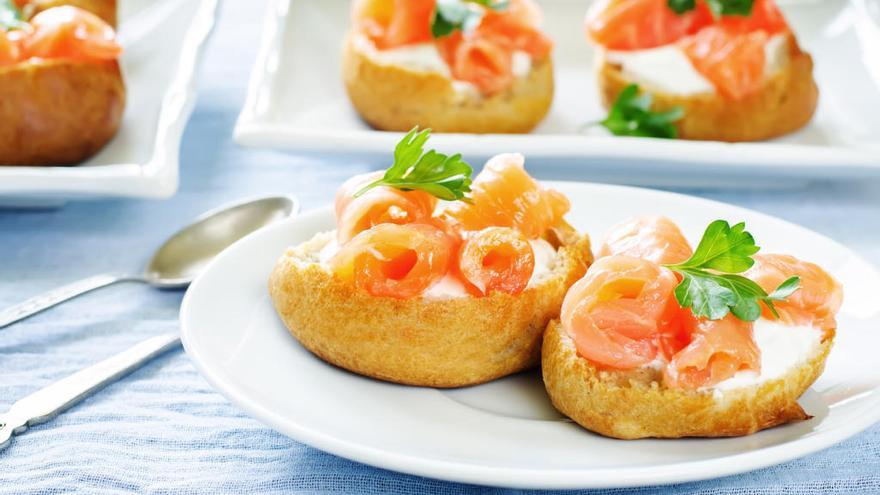 Profiteroles con salmón ahumado y queso crema son otra variedad salada diferente.