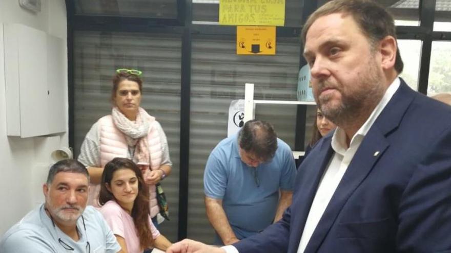 Junqueras, depositando su voto en el 1-O.