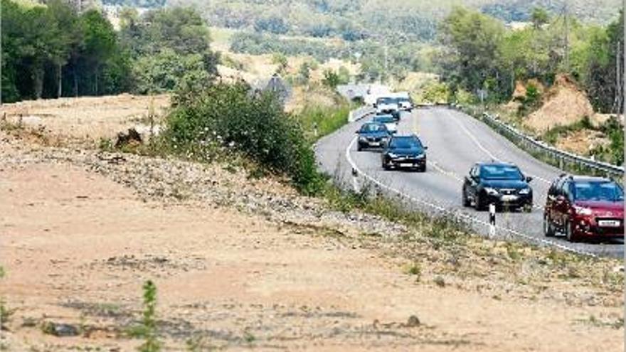 Una fotografia d&#039;arxiu del tram entre Medinyà i Orriols, amb el desdoblament a mitges des del 2010.