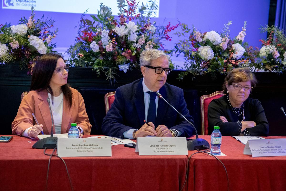 Irene Aguilera, Salvador Fuentes y Dolores Sánchez, durante la firma de los acuerdos para la ayuda a domicilio.