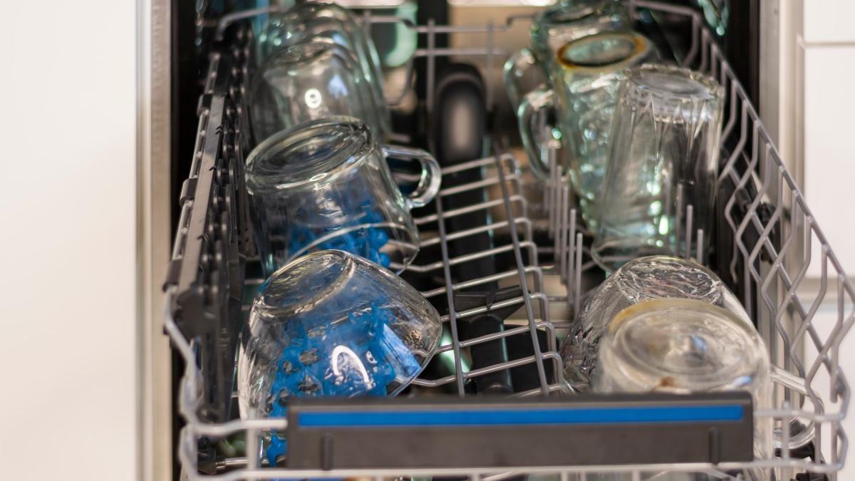 Así podrás recuperar el brillo de los vasos en el lavavajillas.