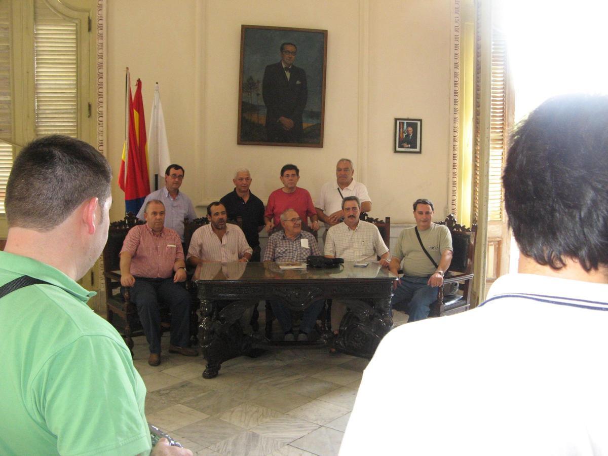 Alcaldes de Negreira, A Baña, Val do Dubra e autoridades co finado presidente, sentado no centro, no centenario de 2007