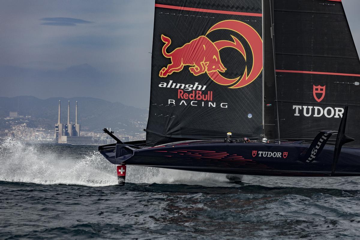 El Alinghi Red Bull Racing de la Copa América entrena en Barcelona